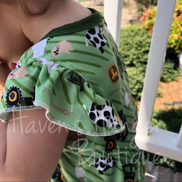 2pc. Baby Girl John Deere Shorts Set - Picture 3 of 6
